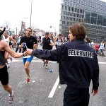 ... und der Feuerwehr reichen den Sportlern Wasserbecher<br> © Jan Wiedenmann