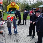 Eine Feuerwehrgirlande von Svenja und Jannik wird Wehrführer Werner Meyer überreicht.