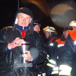 Herbert Vetter von der Bergedorf-Bille-Stiftung mit dem Wanderpokal der Nachtwanderung.