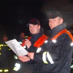 Oliver Stroisch und Landesjugendfeuerwehrwart Marcel Steinhäuser verlesen die Platzierungen.