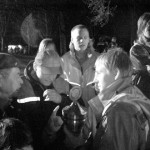 Herbert Vetter überreicht den Pokal der Stiftungen Hamburger Wohnungsbaugenossenschaften