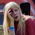 Ein realistisch geschminktes Opfer mit einer Kopfverletzung ...