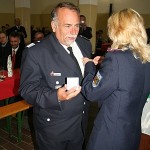 ... und zeichnete Uwe mit einer Medaille des Kreisfeuerwehrverbandes Meißen aus.<br>Foto: © Peter Becker