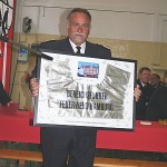 Geschenk der FF Bergedorf an Ihr neues Mitglied der Ehrenabteilung.<br>Foto: © Peter Becker