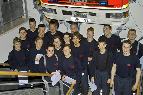 6 Frauen und 11 Männer aus den Freiwilligen Feuerwehren des Bereiches Bergedorf haben den ersten Teil der Feuerwehrgrundausbildung bestanden