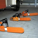 An diesen drei Motorkettensägen mussten Fehler erkannt werden: 1. fehlendes Öl, 2. zu lose Kette, 3. Kette mit falscher Laufrichtung