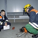 Nach dem Anlegen der Schutzkleidung wird die Säge für den Einsatz vorbereitet.