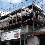 Die Vertreter der Gewerke auf dem Gerüst