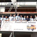 Wehrmitglieder präsentieren sich vor der Fassade