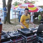 Dominik Leander Oleschko alias Lee Andros an den Turntables