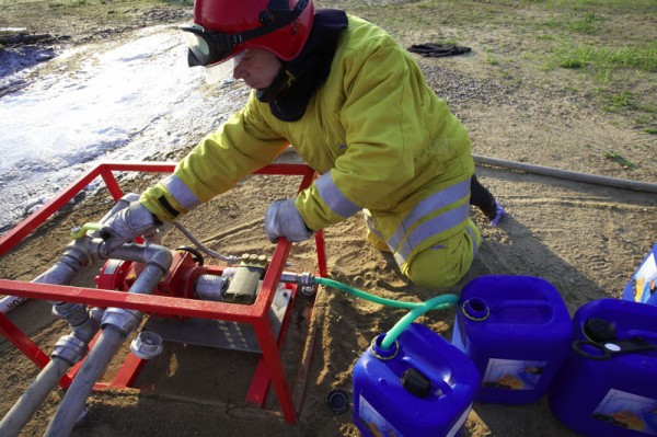 Einfache Handhabung: Das Firesorb®-Konzentrat lässt sich problemlos durch Rühren oder Pumpen im Löschwasser verteilen. Quelle: obs/Degussa AG