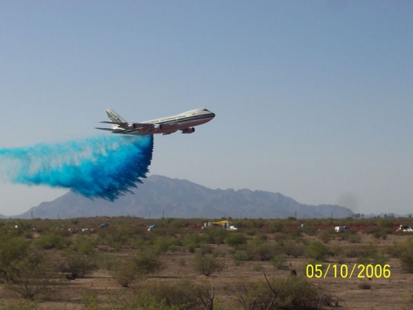 Löschriese:Das amerikanische Frachtunternehmen Evergreen hat in den USA einen Jumbo mit großen Tanks für die Aufnahme von Löschwasser ausgerüstet. Quelle: obs/Degussa AG