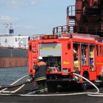 Wasserentnahme aus dem Sandauhafen, ggü. ein Massengutfrachter(c) N. Oestreich