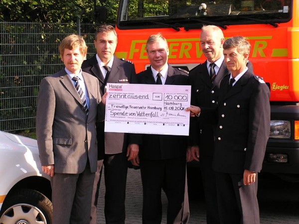 v.l. Detlef Neumann, Thomas Brause, Werner Burmester, Gerhard Cruse, Hermann Jonas mit dem Scheck von Vattenfall