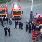Vor dem Rathaus waren Fahrzeuge der anwesenden Hilfsorganisationen aufgefahren.