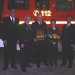 Von links: Wehrführervertreter Olaf Eilk, Wehrführer Wolfgang Bierkarre, Oberbrandmeister Guido Bestier, Kirsten Bestier, Bereichsführer Vierlande Torsten Altenburg