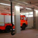 Großzügige und mit zeitgemäßer Technik ausgestattete Fahrzeughalle.