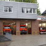 Ansicht von der S-Bahn-Unterführung Lippmannstr. aus. Die Parkplätze für die Wehrmitglieder befinden sich hinter dem Gebäude.