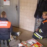 Maßnahmen unter Aufsicht. Korrekturen und Hilfestellungen durch Oberbrandmeister Wolfgang Hoppe (rechts).