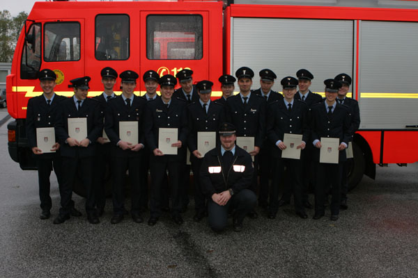 Die erfolgreichen Prüflinge mit ihrem Bereichsausbildersprecher