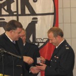 Staatsrat Ahlhaus zeichnet WF Hesse für seine 25-jährige Dienstzeit aus; verdeckt im Hintergrund Ltd.BD Rechenbach