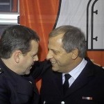 Reiner Kröger bedankt sich herzlich bei Werner Stahlbuhk(rechts) für die nette Plattdeutsche Rede seines ehemaligen Wehrführers.