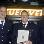 Wehrführung der FF Bille mit dem Jubilar, von links: Bernd Voigt, WFV; Reiner Kröger; Jens Albers, WF.
<br>© Jörg Plagens