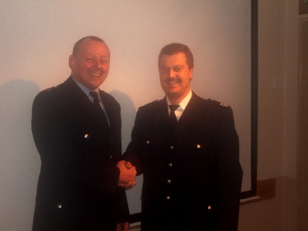 Bereichsführer Torsten Altenburg gratuliert Christian Eggers (links) zu seiner Wahl.