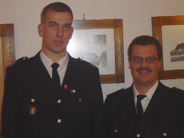 Der zukünftige Wehrführer der FF Curslack Frank Meyer mit Bereichsführer Torsten Altenburg(rechts)