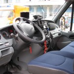 Fahrerplatz m. FuG, Handy u. Navi (c) MT