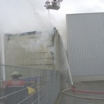 DIe benachbarte Halle musste mit massivem Wassereinsatz gesichert werden. © Th. Michels