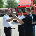 Übergabe von Urkunde und Pokal an die Siegermannschaft