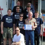 Teile der Mannschaft der FF Osdorf mit Sportbetreuer und Urkunde