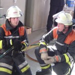 Dennis Hars und Heiko Harden bei der Vornahme hydraulischer Rettungsgeräte.