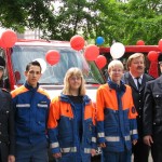 LBF H. Jonas, drei JF-Mitglieder, LBF-V/N A. Wronski und LJFW-V S. Gerdau vor den neuen MTW