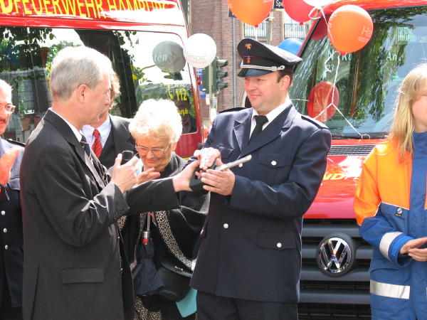 Schlüsselübergabe durch Bürgerschaftspräsident Röder an den stellv. LJFW Gerdau