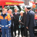 Bei der Übergabe: S. Gerdau (mit Mikrofon) mit Bürgerschaftspräsident Röder und Frau Thomas, LBD Maurer und LBF Jonas (verdeckt)