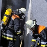 Einsatz unter Atemschutz im Mehrfamilienwohnhaus