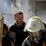 Ein Brandverletzter wird gerettet