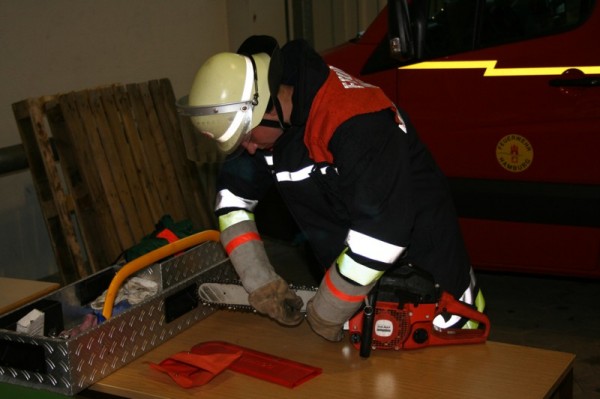 Hier wird die Kettensäge zerlegt.