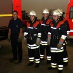 Zwei Trupps mit Helfer beim Befehlsempfang zur Vornahme der 3 tlg. Schiebleiter.