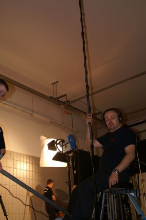 Der Tonmann bereitet sich auf seine Aufgabe vor.