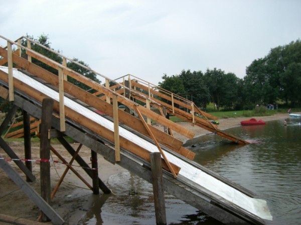 Der Start erfolgt über eine der beiden Rutschen ©L. Rieck