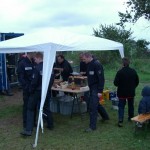 Die Grillmeister der FF Hohendeich versorgen ihre Gäste ©L. Rieck