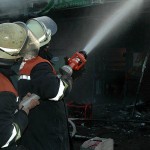 Immer wieder mußten Teile des Daches nachgelöscht werden