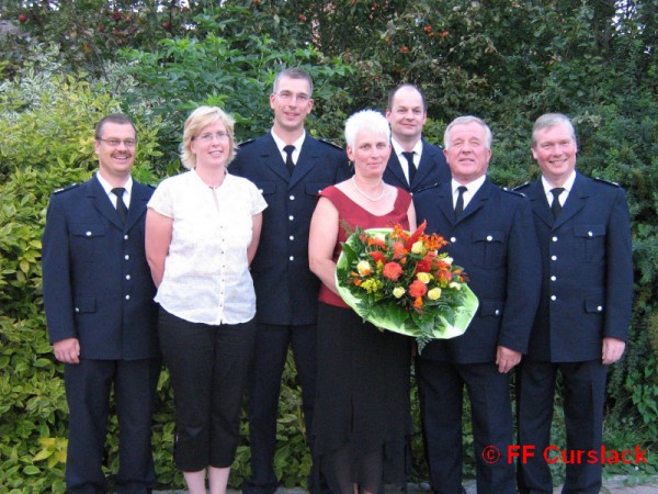 Die FF Curslack hat einen neuen Wehrführer. Es freuen sich (von links): Torsten Altenburg, Andrea, Frank und Helga Meyer sowie Thomas Hitscher, Werner Meyer und Werner Burmester. ©FF Curslack