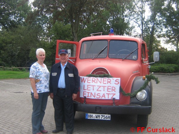 Werner kurz vor seinem letzten Einsatz mit Frau Helga. Dahinter das alte Löschfahrzeug. ©FF Curslack