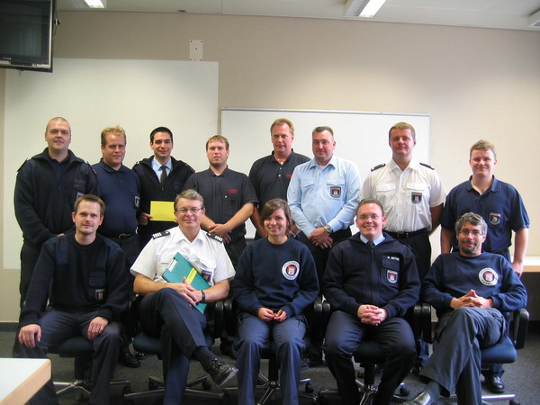 Gruppenfoto mit den Ausbildern Axel Holst und Thomas Dorsch zum Lehrgangsabschluss