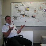 Ausbilder Thomas Dorsch vor dem Lehrgangsplan