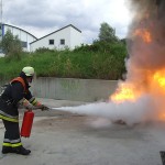 Praktischer Einsatz des Pulverlöschers.
© Christopher Zeyn